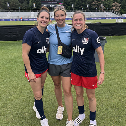 Kelly Quigley '18 (middle).