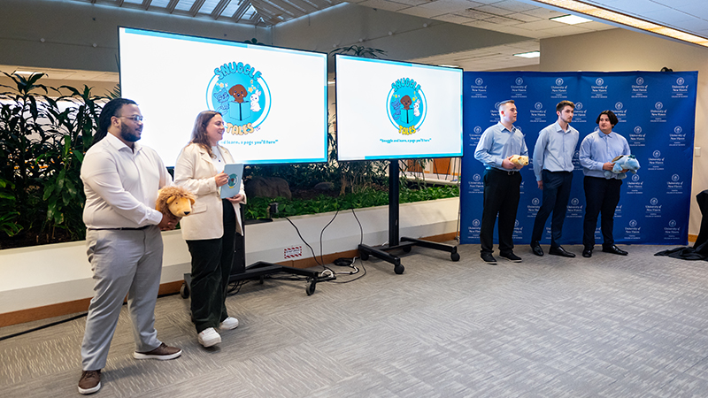 Students present their business idea during the BUSA1000 EXPO.