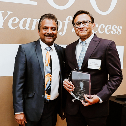 Anil Shah ’86 M.S. with Dean Ron Harichandran. Both men are facing forward while one holds an award