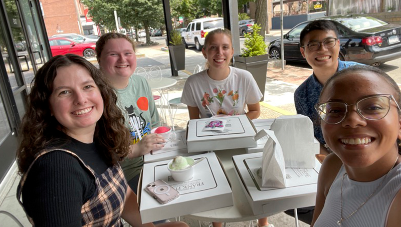 Emily Miller ’23 and several of her classmates in New Haven. 