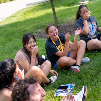 New students get to know each other during a SOAR session.